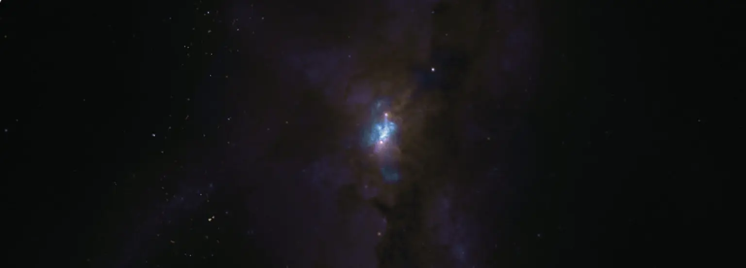 氣體因星系碰撞而在兩個大黑洞之間呈現渦狀的竄流